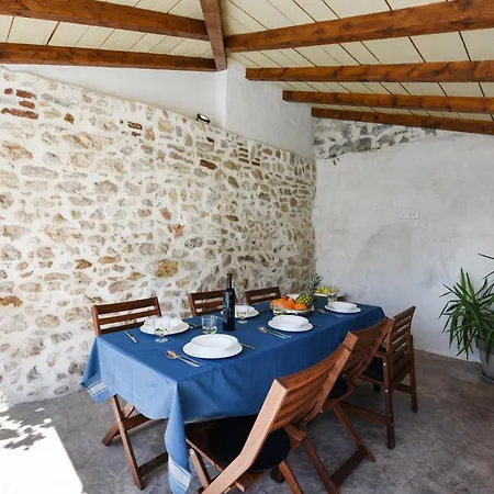 Villa Dvori , *
