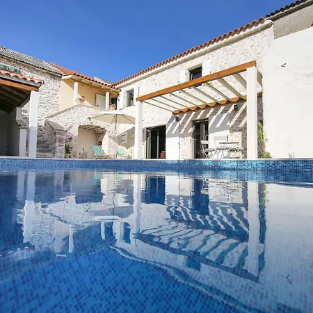 Dvori , Villa