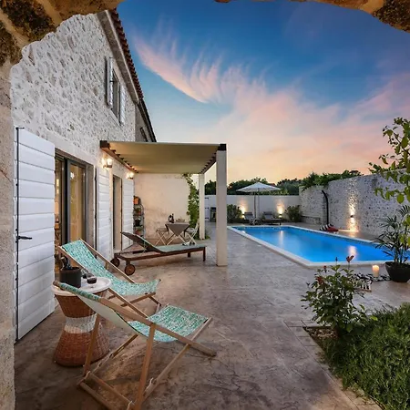 Dvori , Villa *