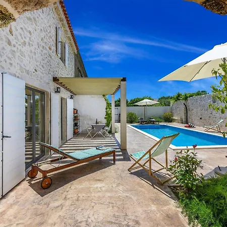 Dvori , Villa Nin