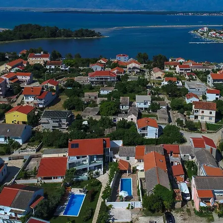 Dvori , Nin