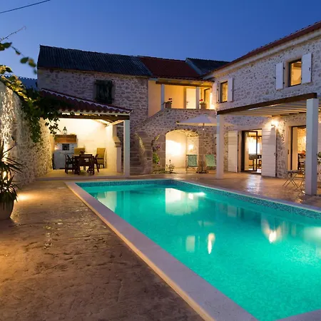 Villa Dvori , *