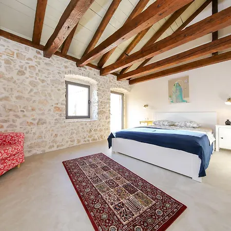 Dvori , Villa *