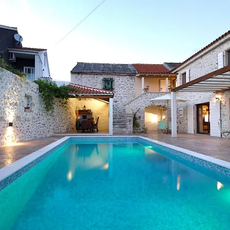 Villa Dvori , *