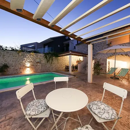 Dvori , Villa Nin