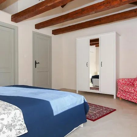 Villa Dvori , Nin