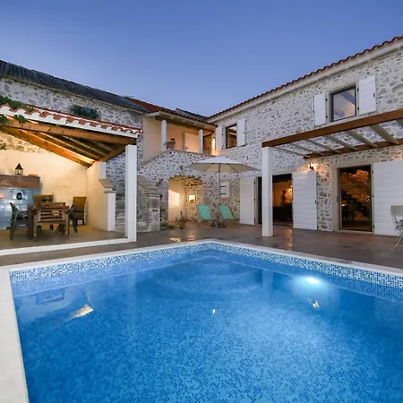 Dvori , Villa *