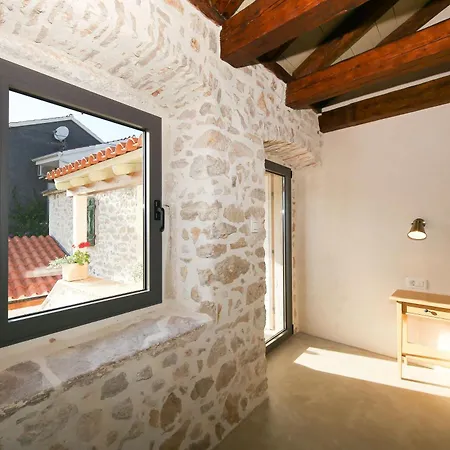 Villa Dvori , Nin